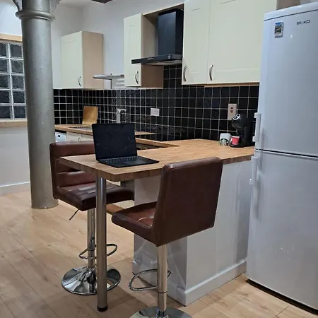 Modern Unique Spacious 2 Bed Location *