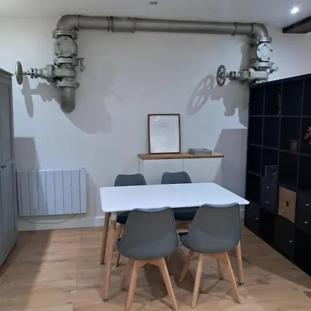 Modern Unique Spacious 2 Bed Location *