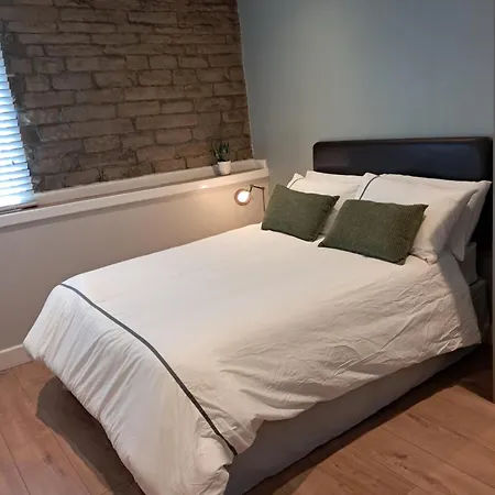 Modern Unique Spacious 2 Bed Location